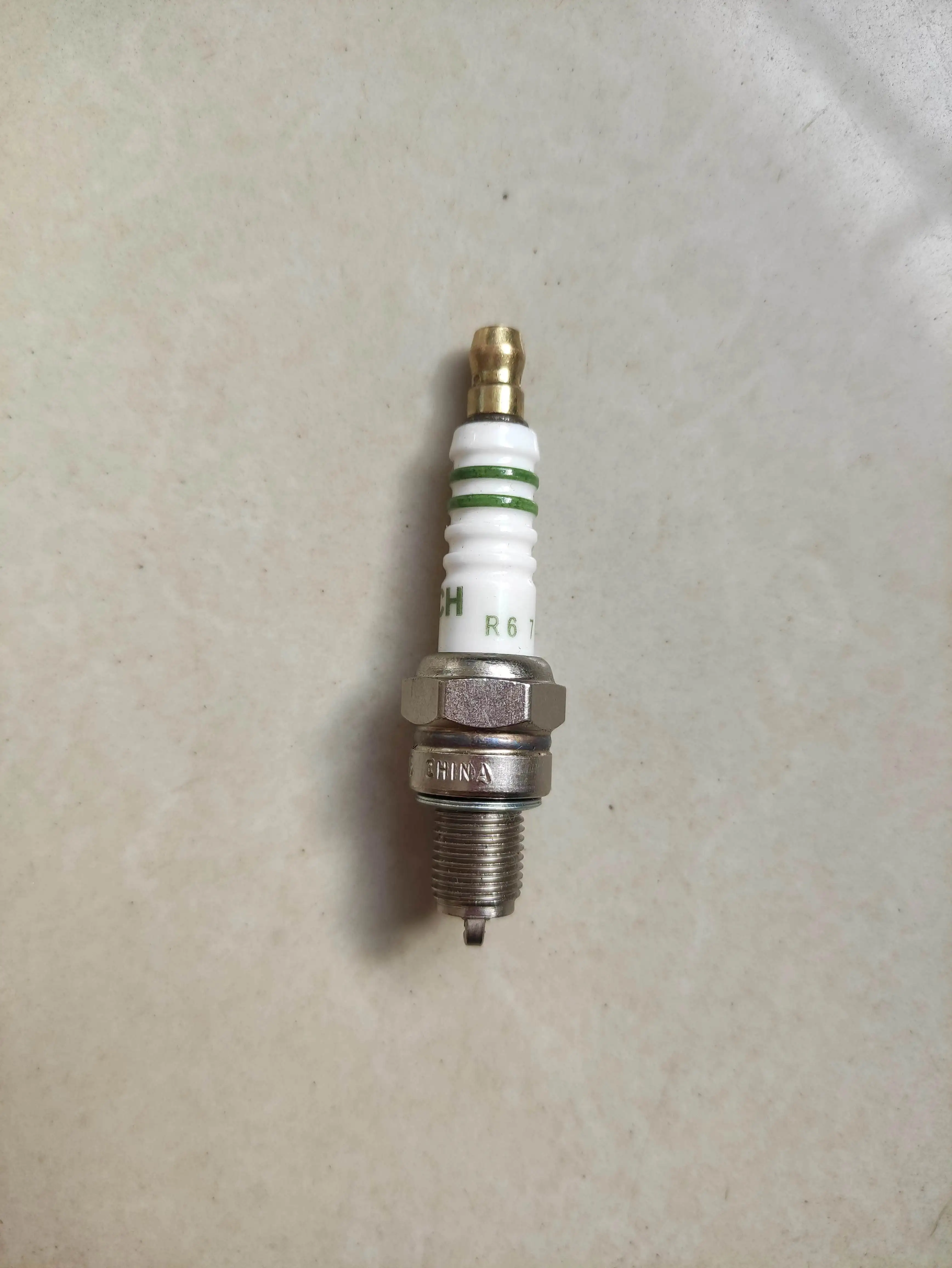 Свеча зажигания UR5 подходит для генератора KIPOR IG770 IG1000 IG2000