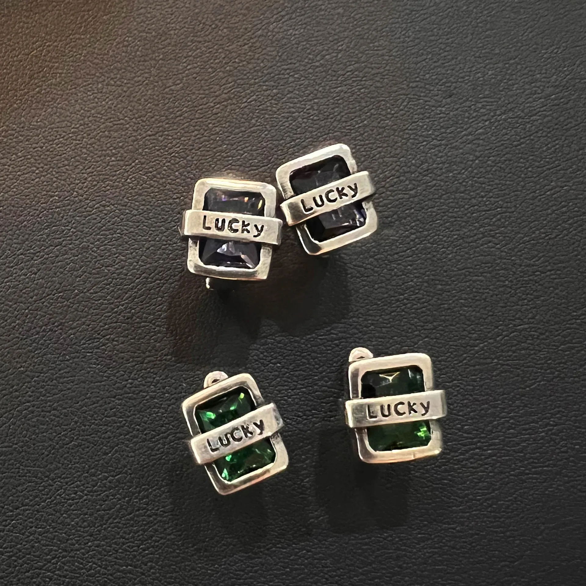 Foydjew Роскошные серьги-гвоздики в французском ретро-стиле с фиолетовым/зеленым Цирконом и надписью на удачу женские 2022 новые модные ювелирные изделия в стиле панк хип-хоп