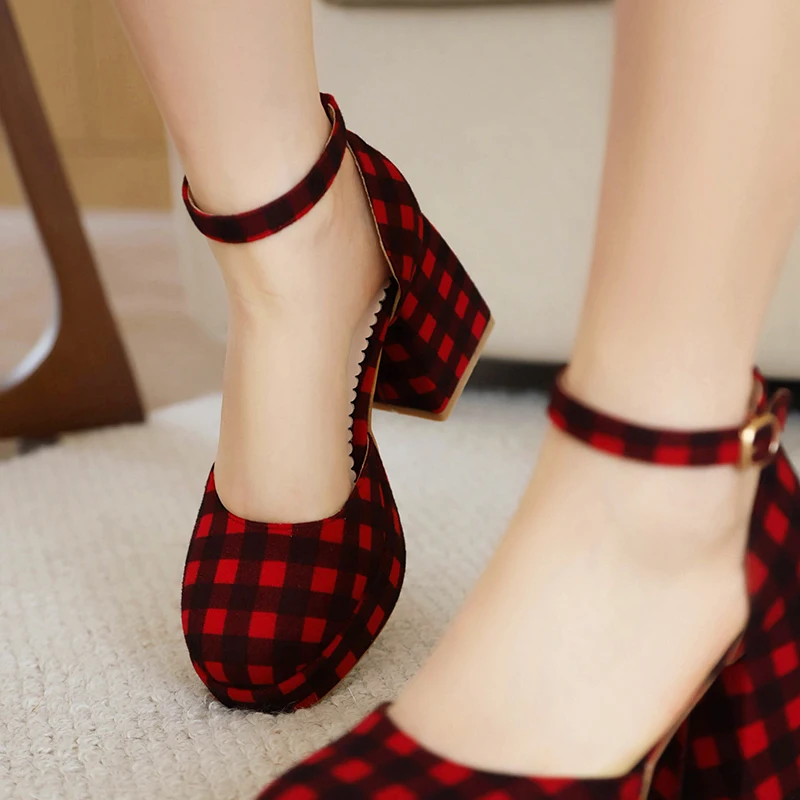 Женские сандалии в шахматную клетку эластичная ткань боковой вырез очень