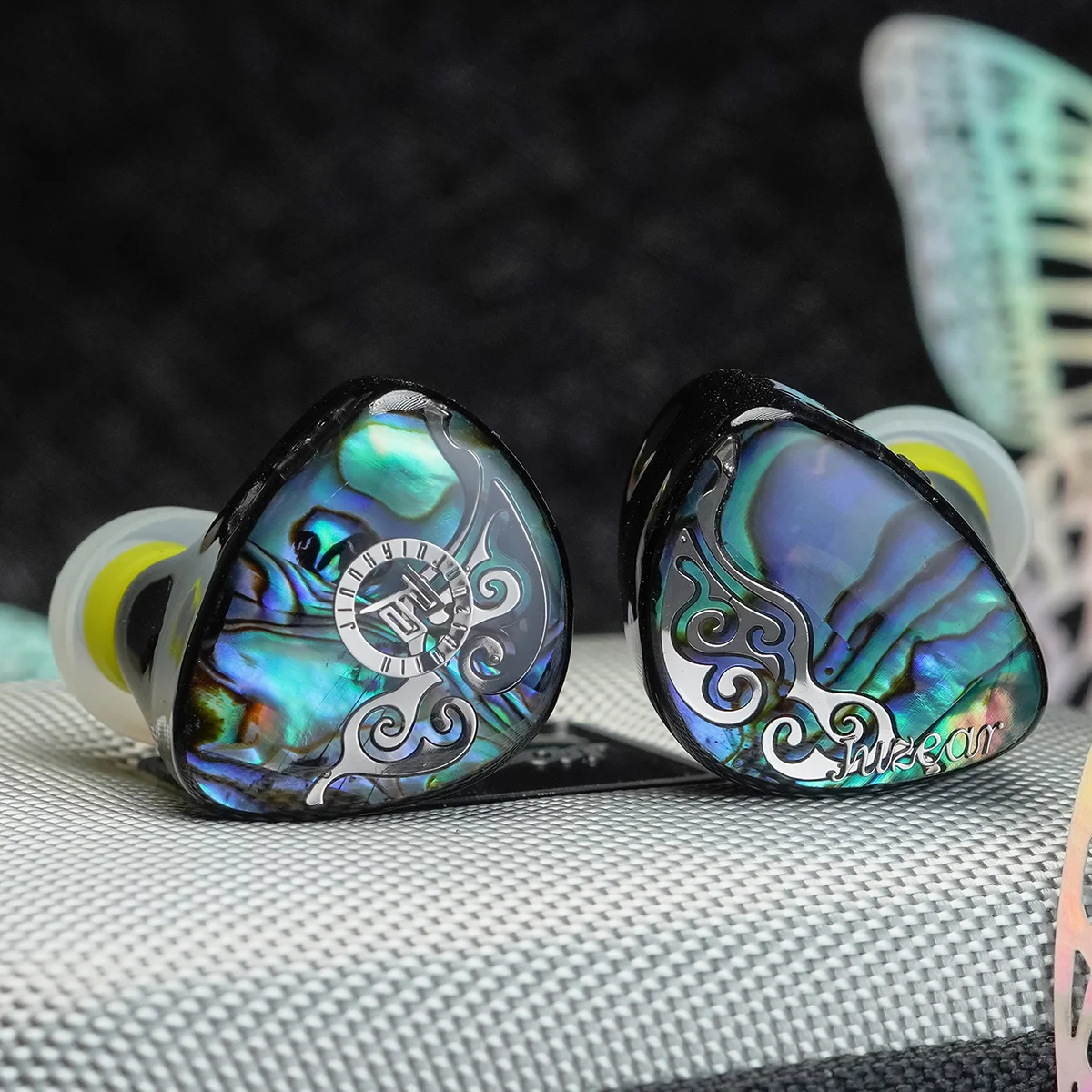 Juzear butterfly. Яркие бабочки. Hetaera esmeralda бабочка. Медведица пурпурная. Бабочка геликонида геликонида.