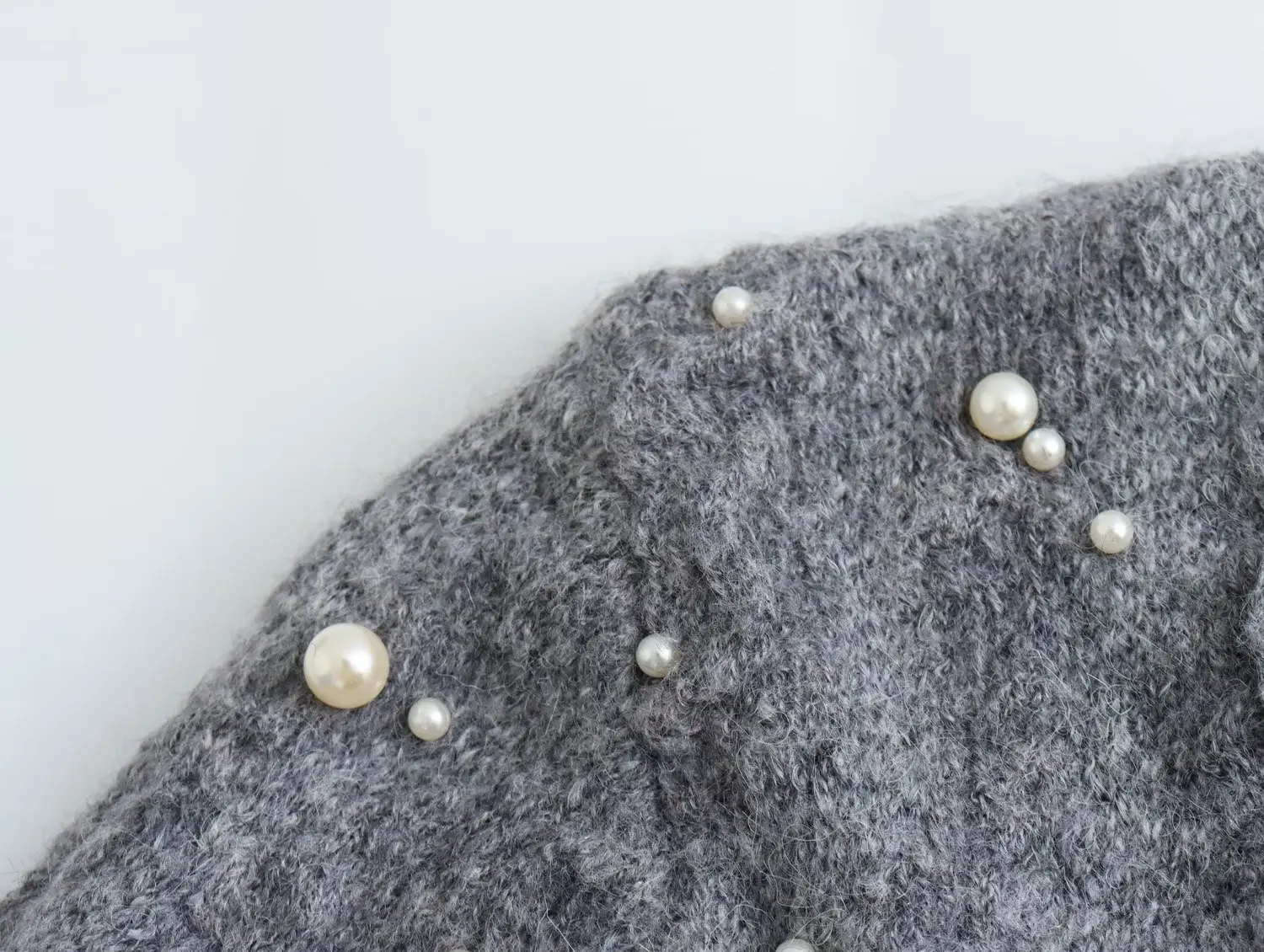 Женский трикотажный свитер с жемчугом и бусинами серого цвета