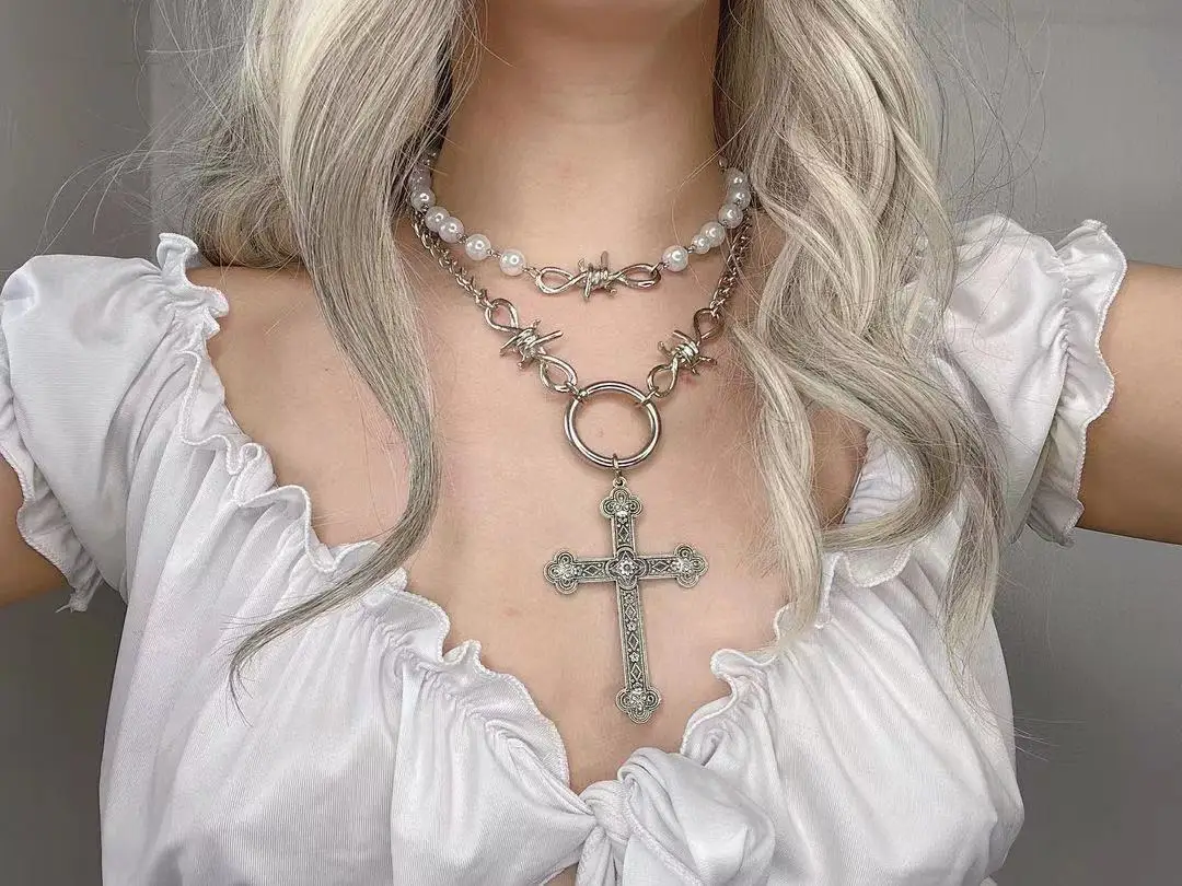 

Vintage Hiphop Metal Cross Pendant Necklaces Goth Elegant Thorns Pearl Chains Choker Necklace for Women Fashion Jewelry Punk New