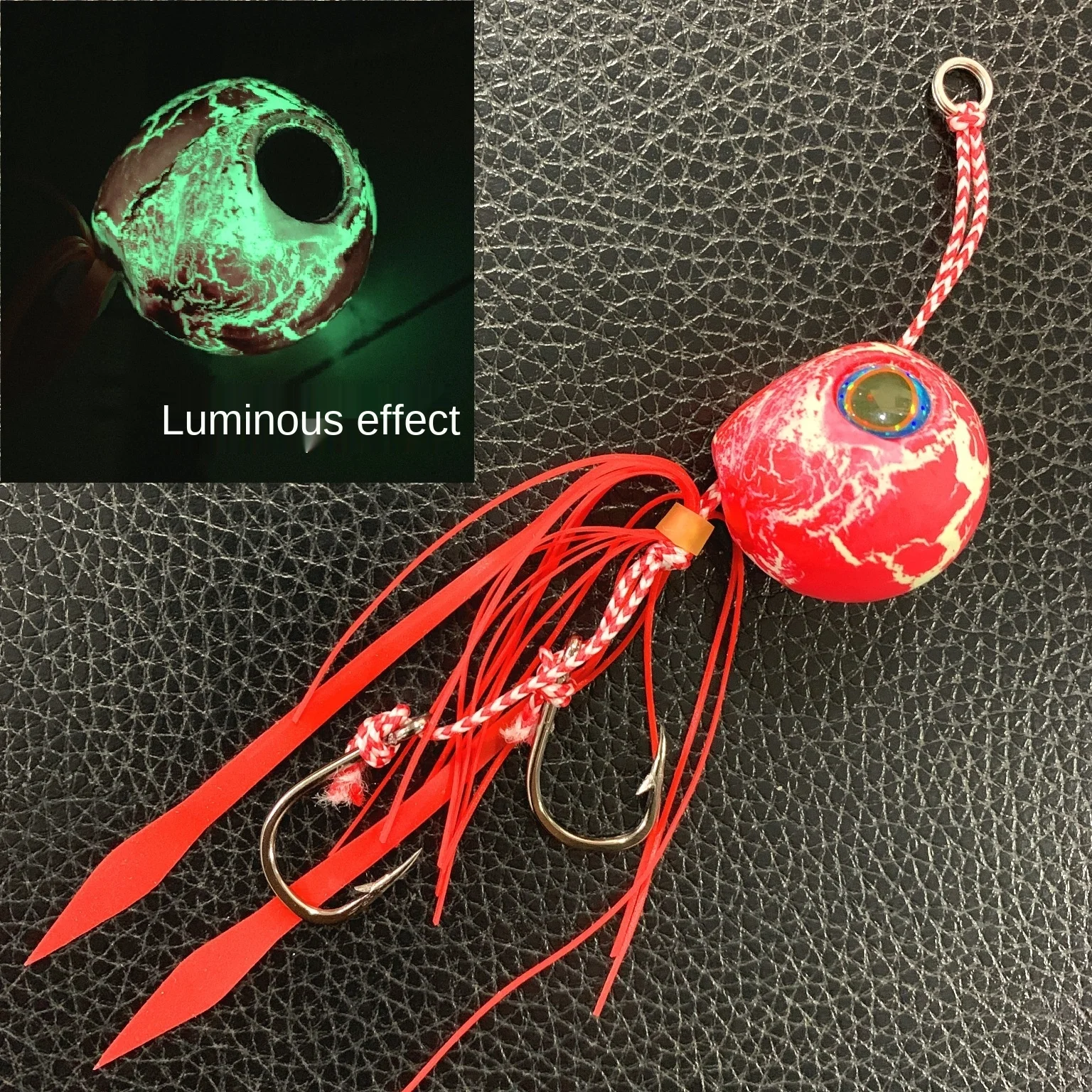 Глубоководная приманка для рыбалки DEEP UP Tenya Madai Jig Kabura с светящимися в темноте элементами, головкой-джигом, свинцовым корпусом, крючками и резиновыми юбками, предназначенная для ловли морских видов рыб на открытом море.