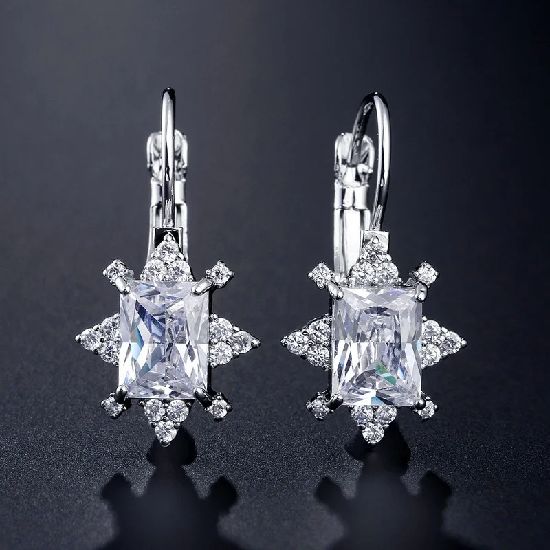 

2022 New Fashion Elegant Jewelry for Women White Color Geometric Zircon Hoop Earrings Wedding Party Accessories Gifts