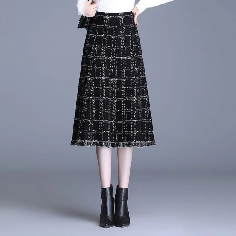 

Новинка 2022, женская трикотажная трапециевидная юбка, осенне-зимняя клетчатая Женская длинная юбка с кисточками и высокой талией, женская те...