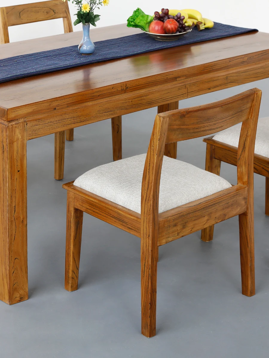 Обеденный стол из массива дерева с современным и минималистичным дизайном