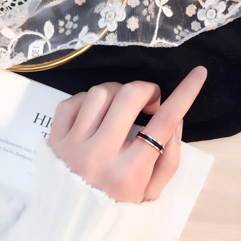 

Explosive Japanese and Korean New Simple Black and White Epoxy Rings Couples Rose Gold Titanium Steel Rings Women's Jewelry
