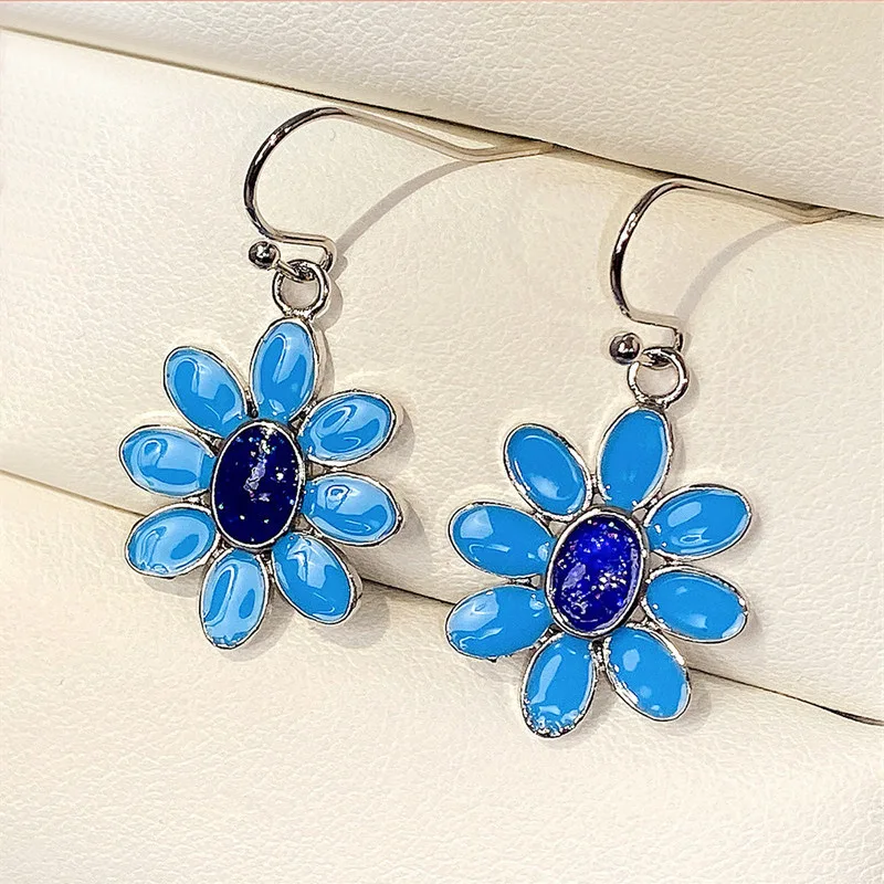 Fashionable and beautiful imitation turquoise small Daisy flower pendant earrings Retro lady chrysanthemum floral earrings images - 6
