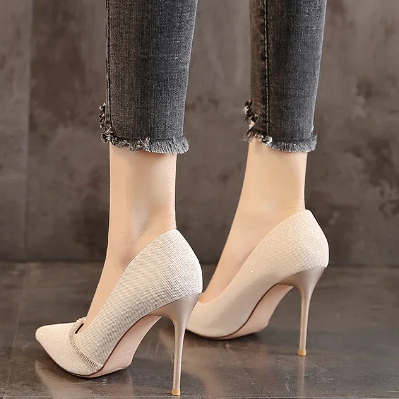 Новые черные женские туфли на высоком каблуке новые с острым носком тонком