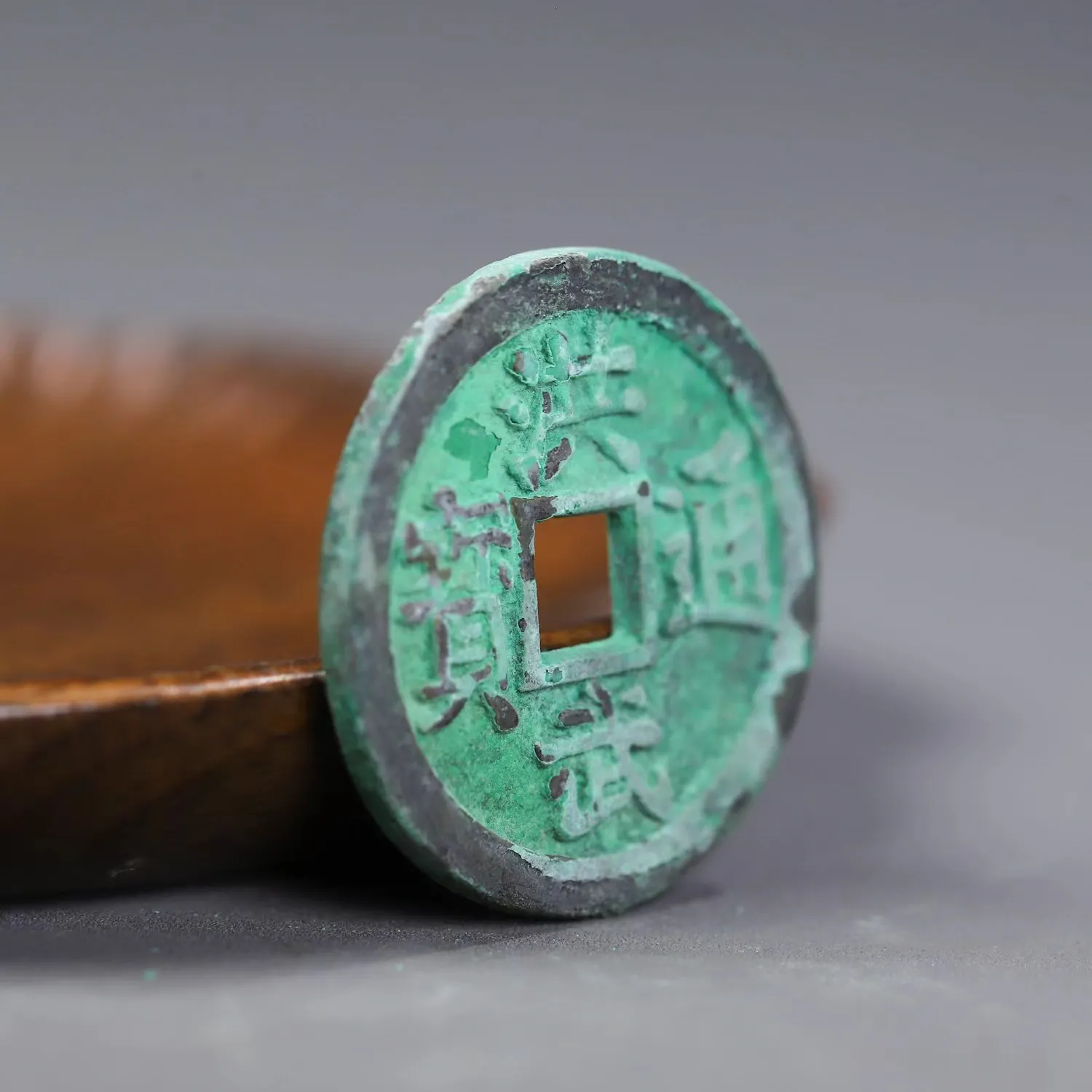 Классические Медные деньги Hongwu Tongbao назад две глубокий зеленый амулет с вышивкой