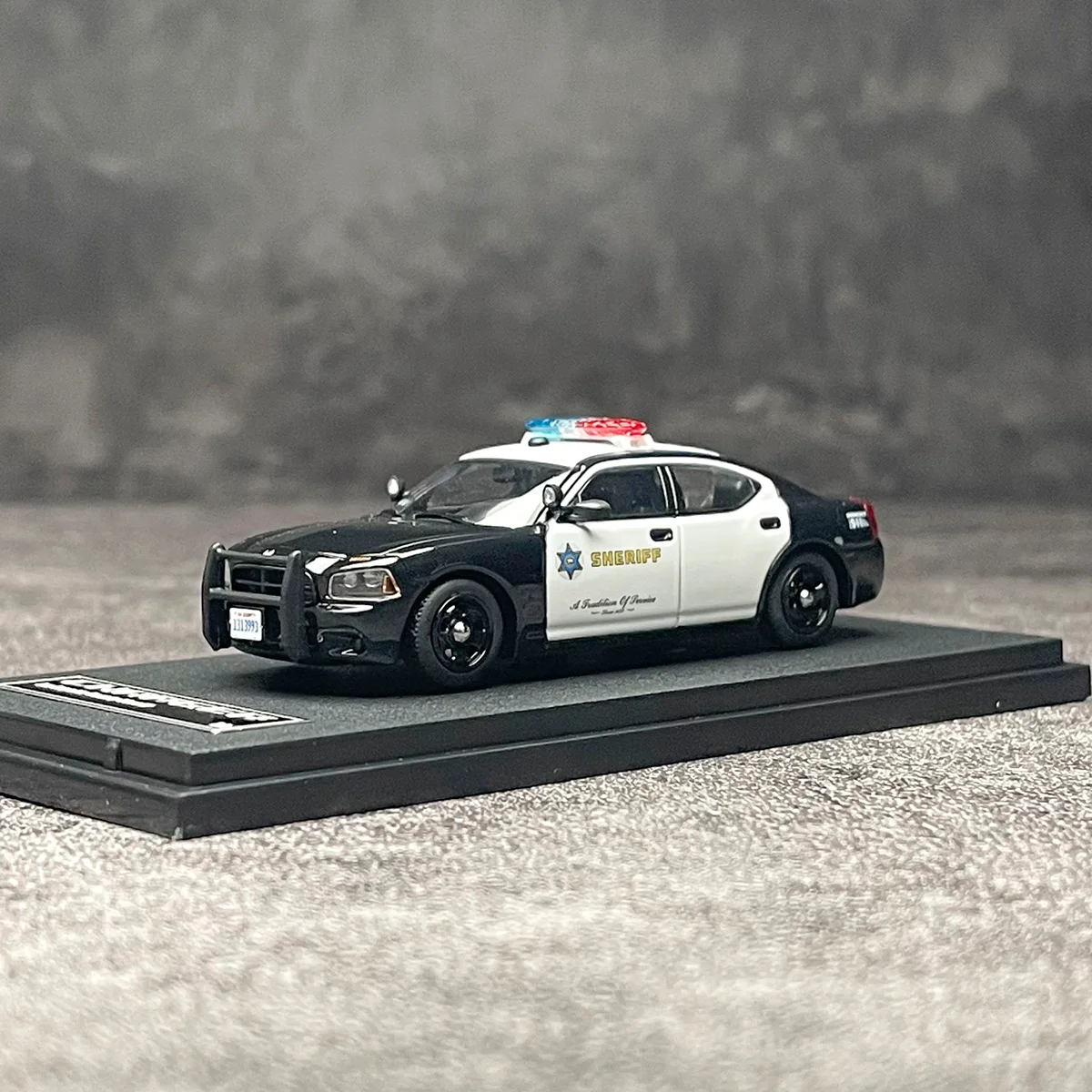 Фото Коллекционная модель полицейской машины Dodge Charger Sheriff из сплава, масштаб 1/64, набор из двух машинок, подарок для демонстрации №3