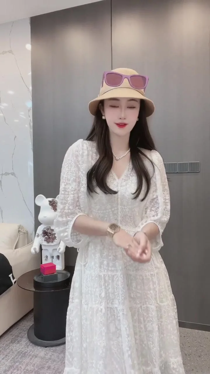 Шифоновое платье с коротким рукавом V-образным вырезом и поясом