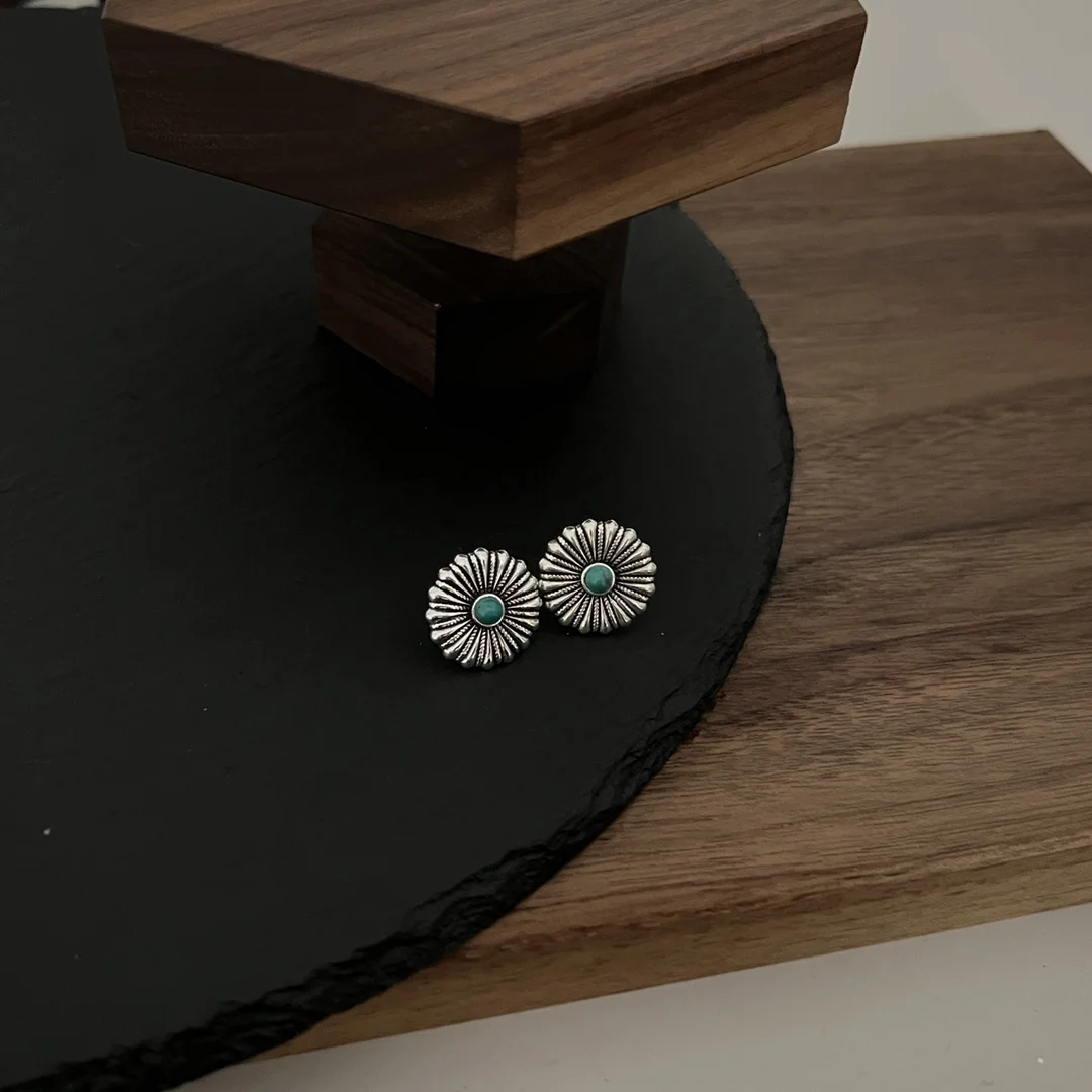 

NEW IN2023 Hot Wear Versatile Jewelry Fashionable, Simple And Creative Design White Fritillaria Earrings Grass Knot