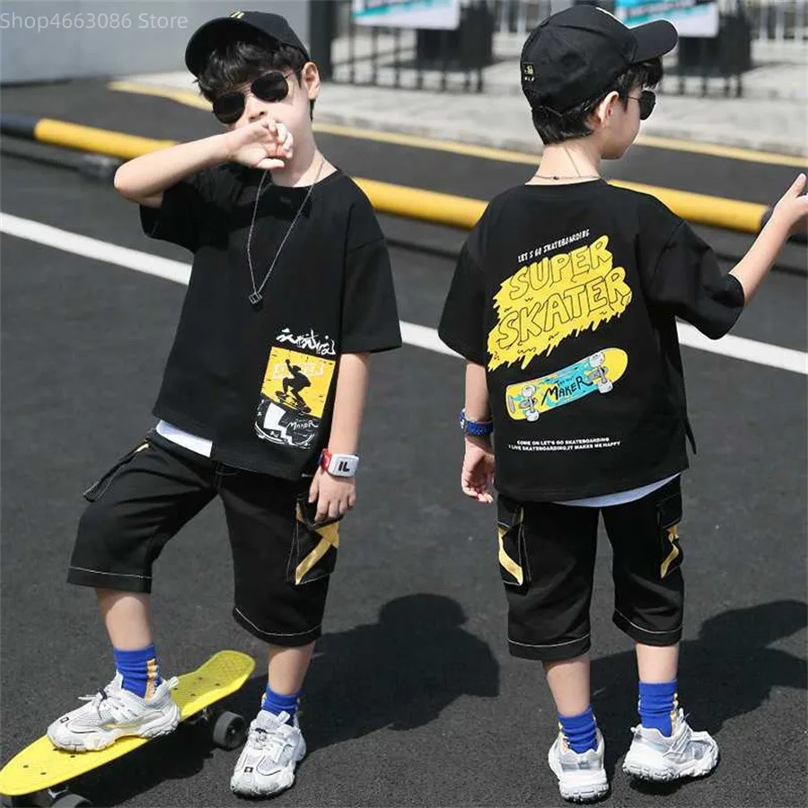 

Детский спортивный костюм из футболки и брюк, на Возраст 4-12 лет