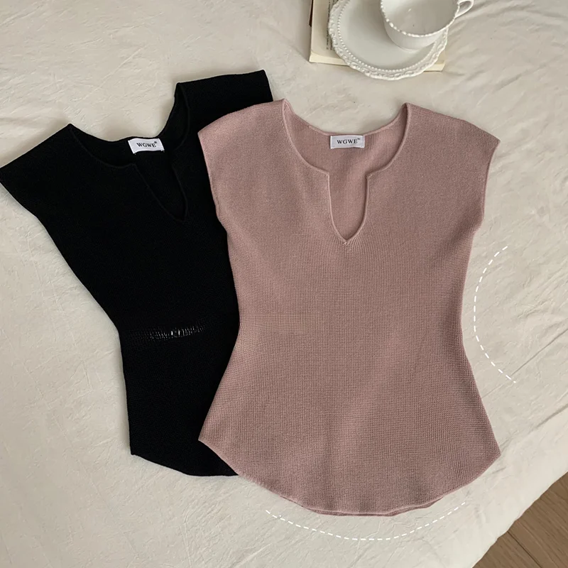 Футболка с коротким рукавом и U-образным вырезом