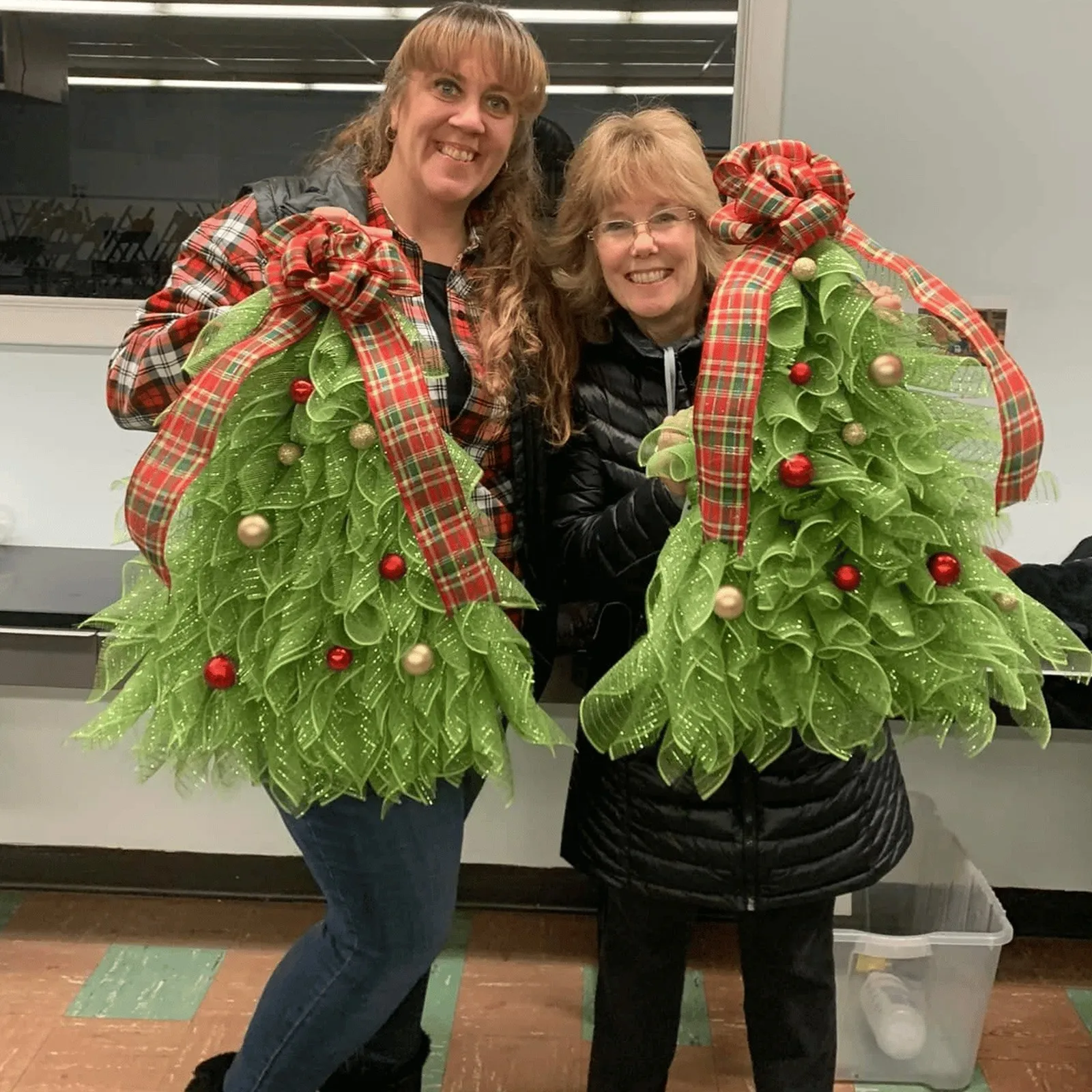 Рождественская елка венок висит перевернутые деревья красные фрукты ротанговые