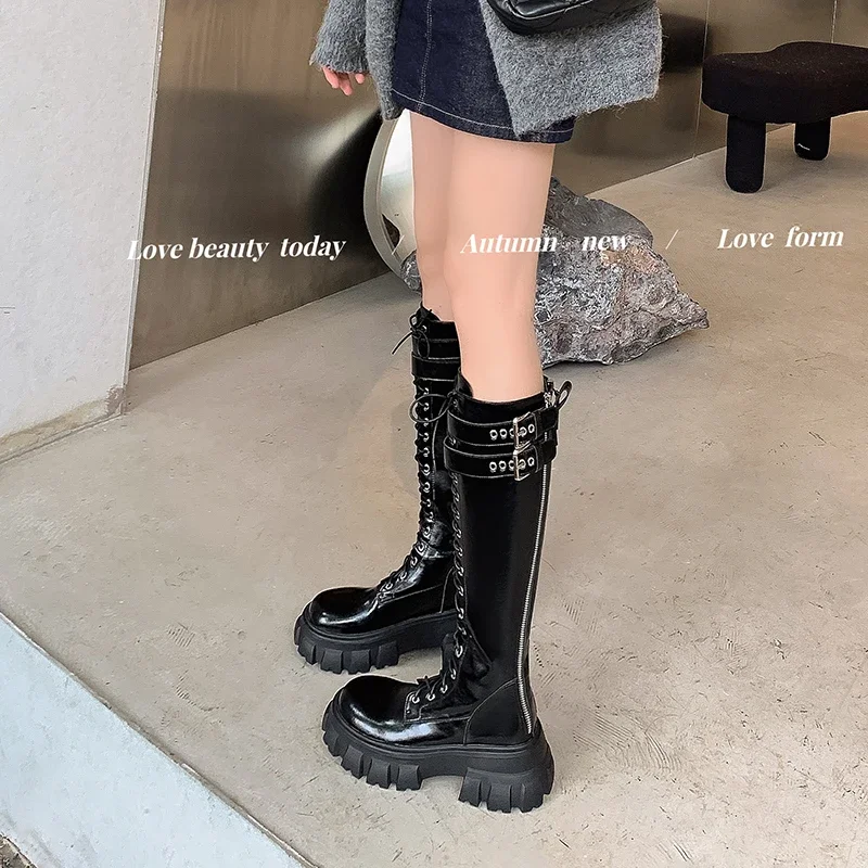 Рыцарские сапоги в стиле панк Duo Queue с металлической пряжкой и ремешком на молнии.
