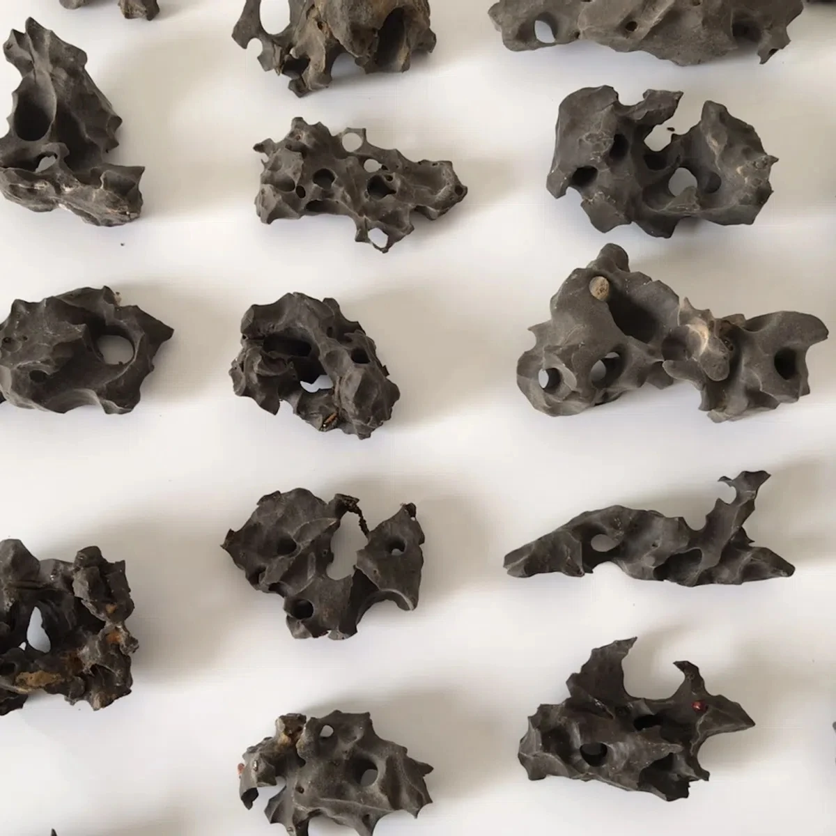 15Pcs Nature Stone Taihu Shiyuan Stone Bonsai Attached Stone Fish Tank Miniature Landscape Natural Size 1-7Cm Random Delivery