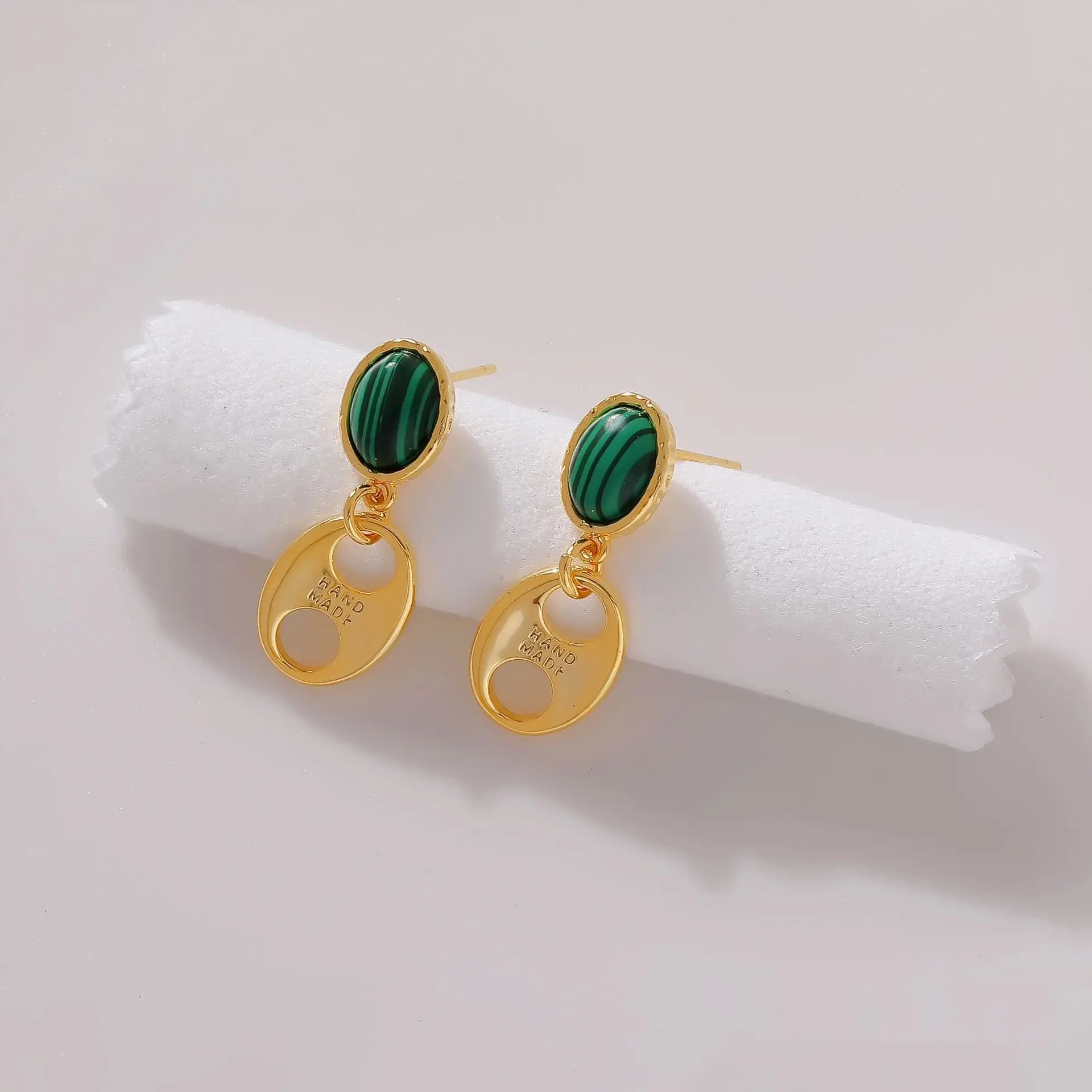 Серьги-гвоздики женские из серебра 925 пробы с искусственным малахатным камнем 18