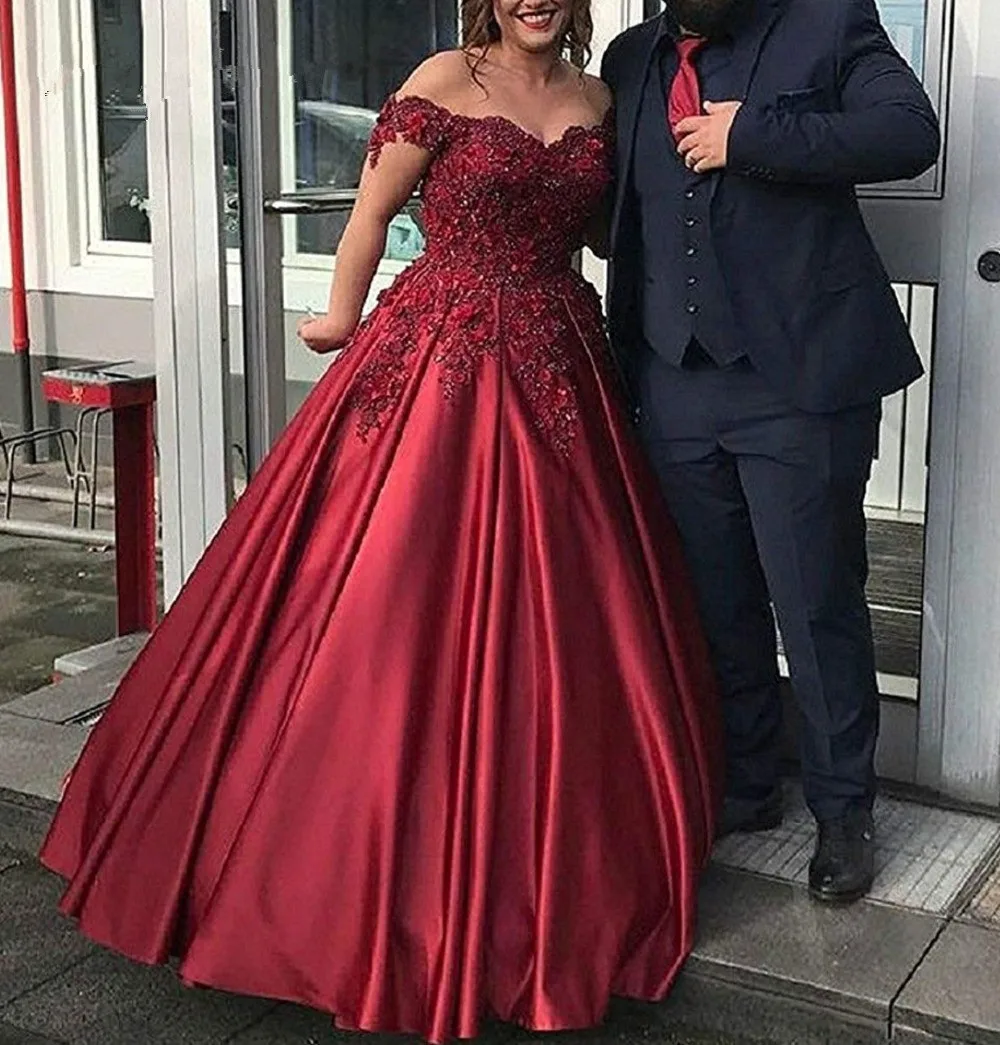 

New 2023 Off The Shoulder Burgundy Long Prom Dresses Ball Gown Satin Pearls Appliques Flowers Evening Gowns Wedding Party Dress