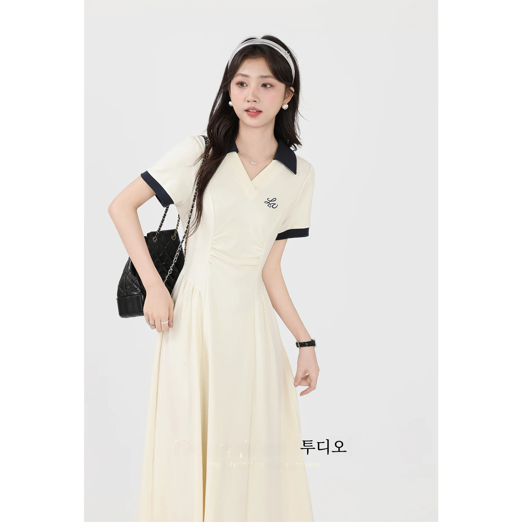 Женское платье с высокой талией и V-образным вырезом