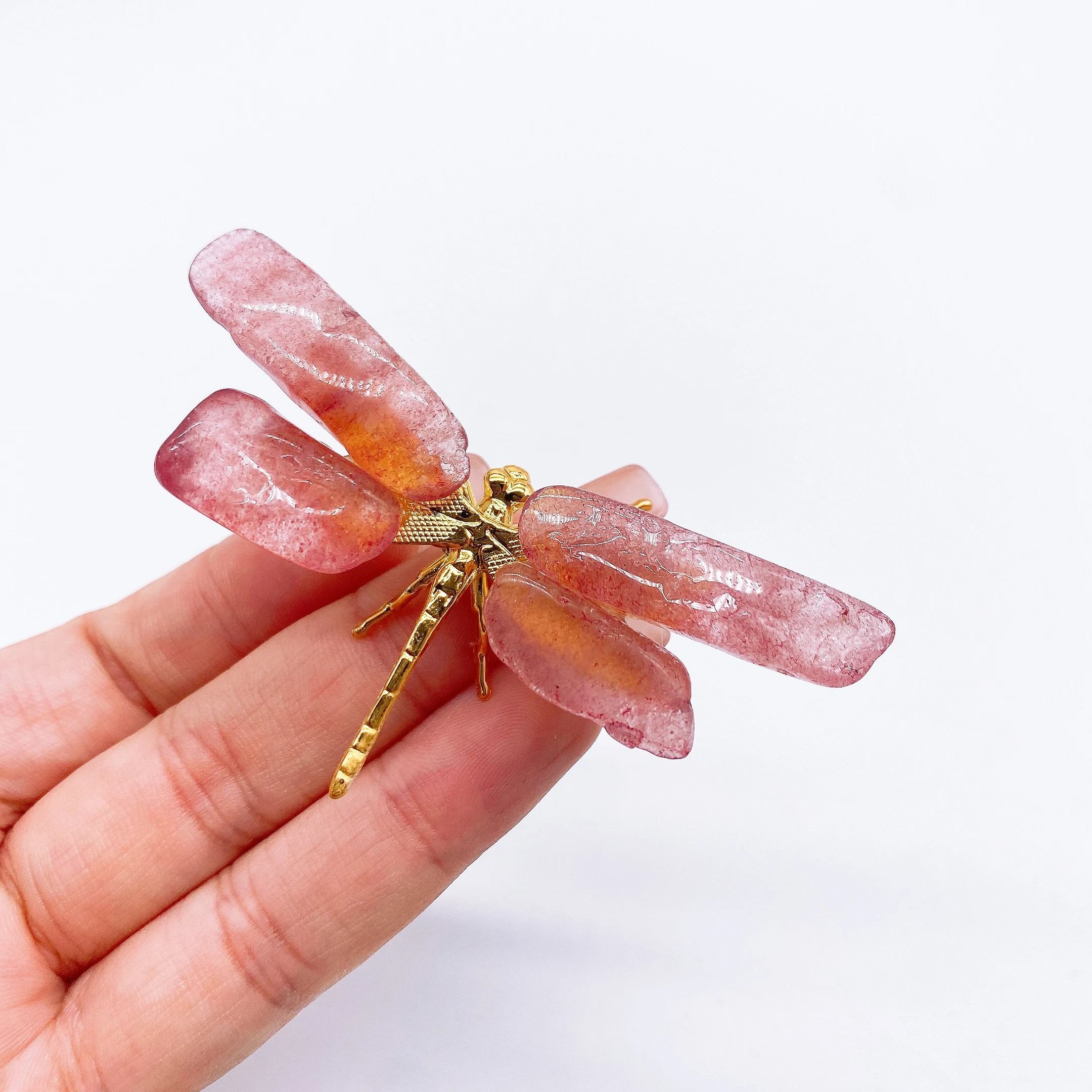 

Натуральный розовый кварц стрекоза