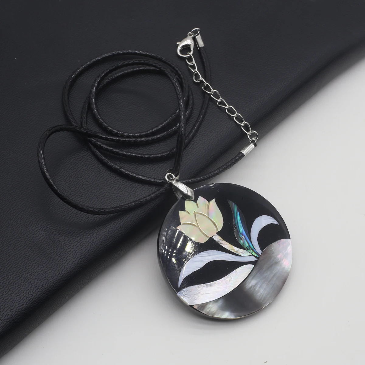 Купи Round Natural Black Shell Mother of Pearl Pendant Flower Shape Necklaces for Women Men Jewelry Leather Rope Chain Choker 50x50mm за 242 рублей в магазине AliExpress