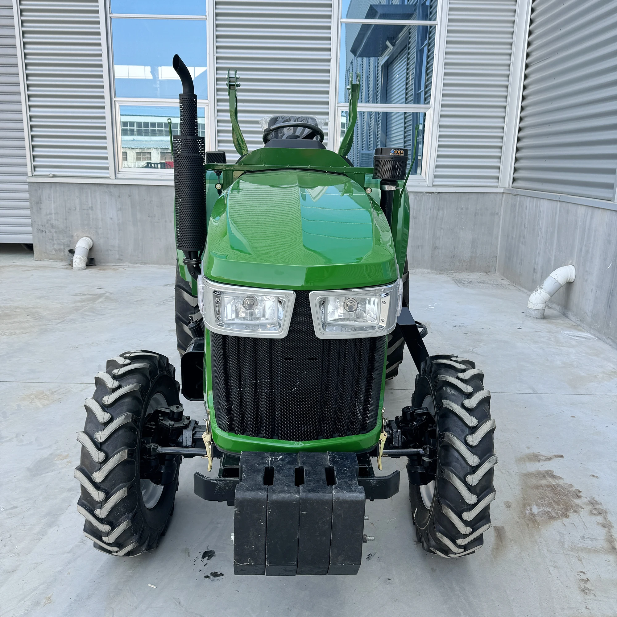 Фото Сельскохозяйственный трактор 70 л.с. 4WD с сертификатом CE - Высокоэффективный и долговечный для сельскохозяйственных работ №3