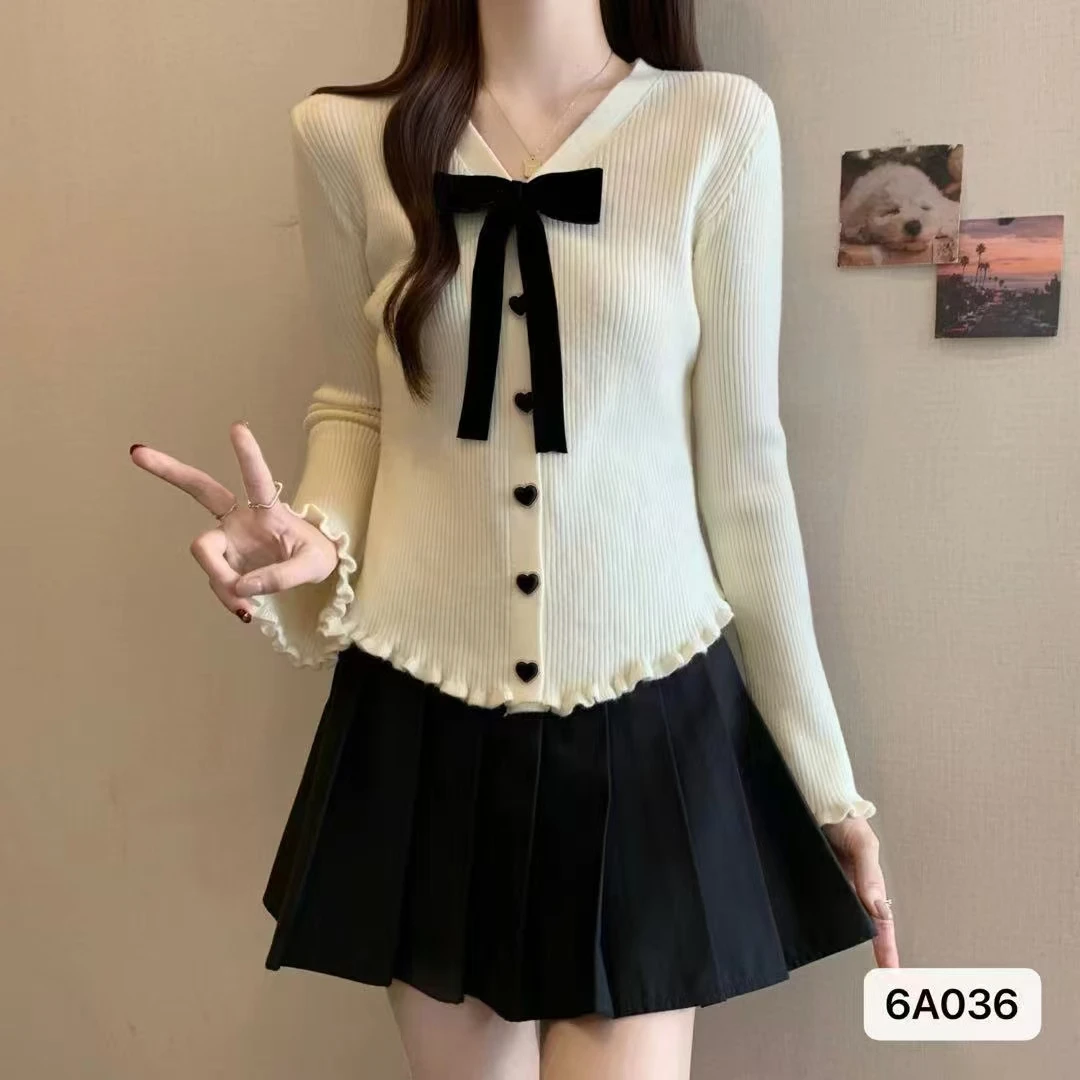 Вязаный свитер с галстуком-бабочкой и v-образным вырезом рюшами по подолу