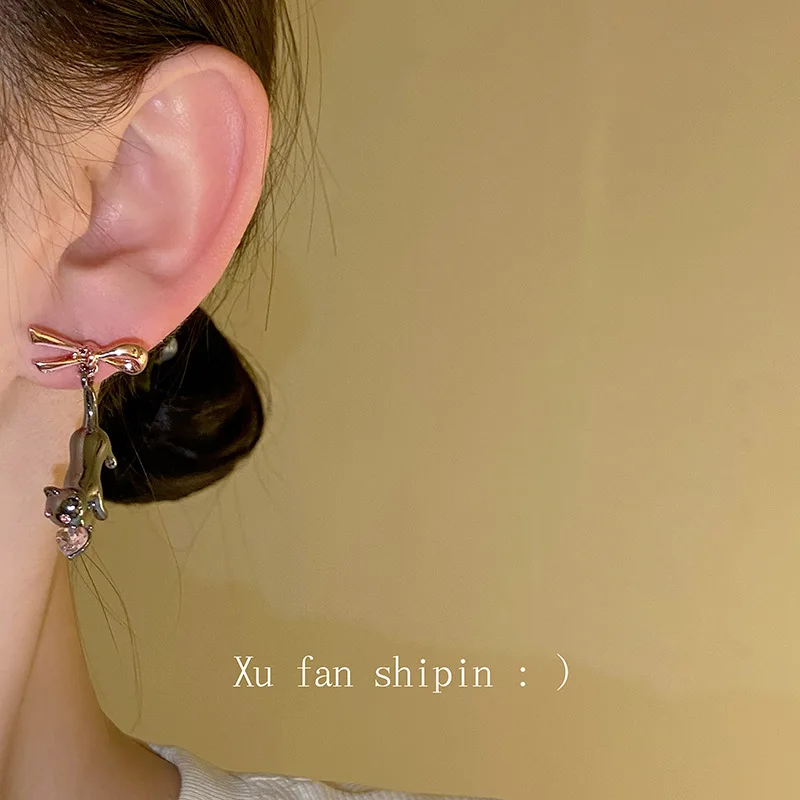 Unique Korean version of the pink black cat bow niche design temperament vintage versatile light luxury ladies earrings