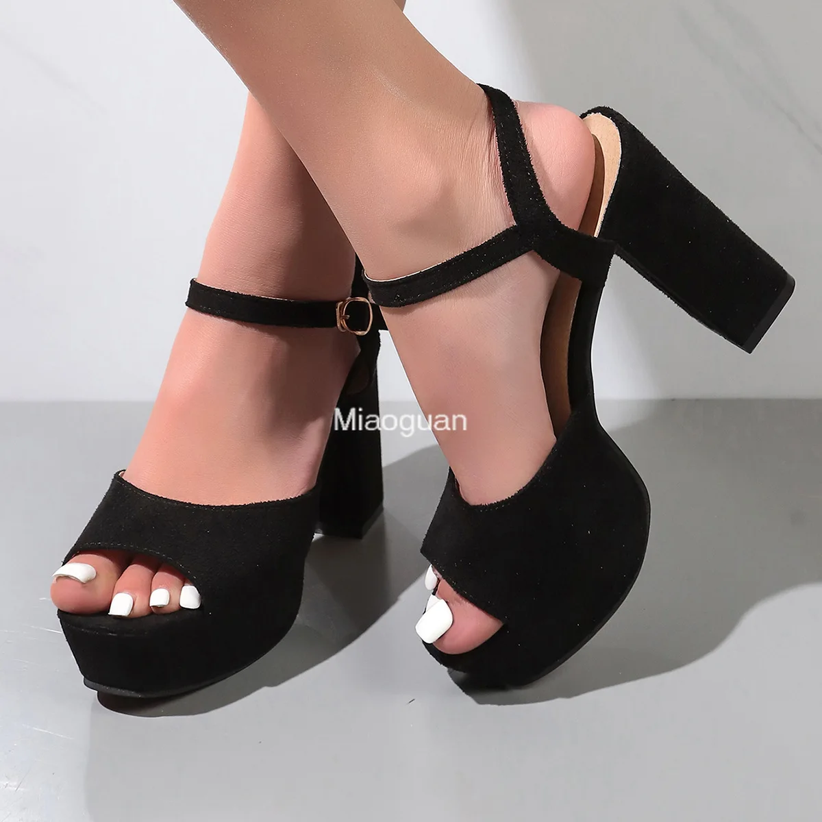 Сандалии замшевые с пряжкой на одной линии простые босоножки квадратным носком