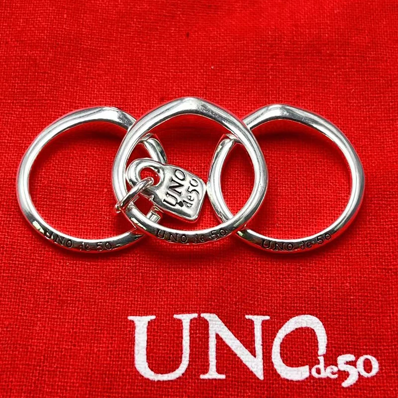 Женское кольцо с разноцветными камнями