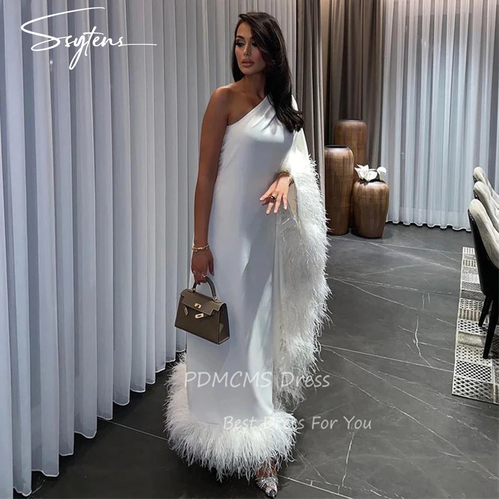 Женское вечернее платье с белыми перьями на одно плечо для выпускного вечера