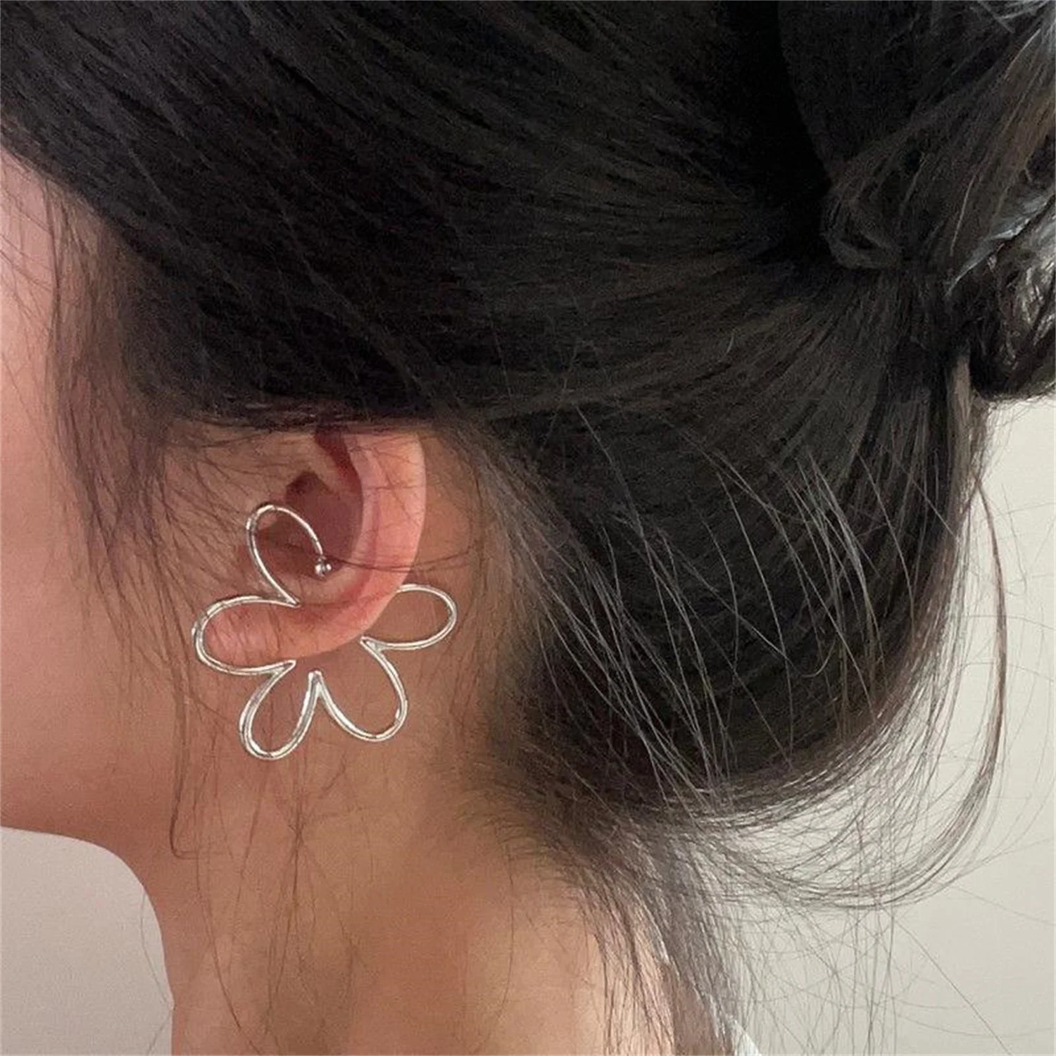 

4pc Hollow Flower Ear Bone Clip Non-Pierced Earring Fashion Exaggerated Silver Color Ear Cuff for Women Girls Aesthetic Jewelry