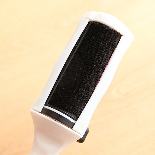 Портативная двусторонняя щетка для удаления пуха и ворса