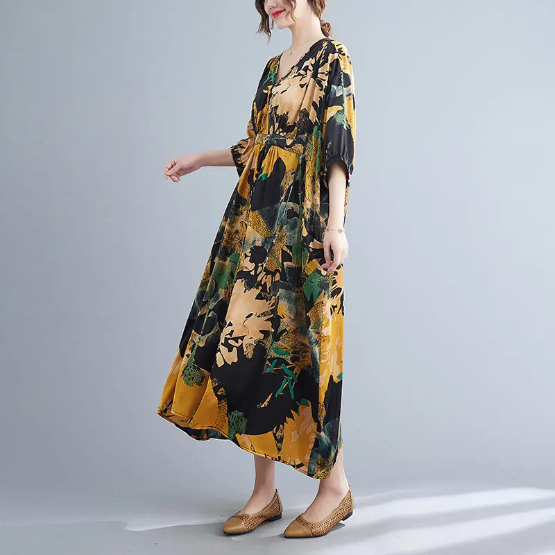 Свободное атласное платье большого размера с V-образным вырезом и завышенной