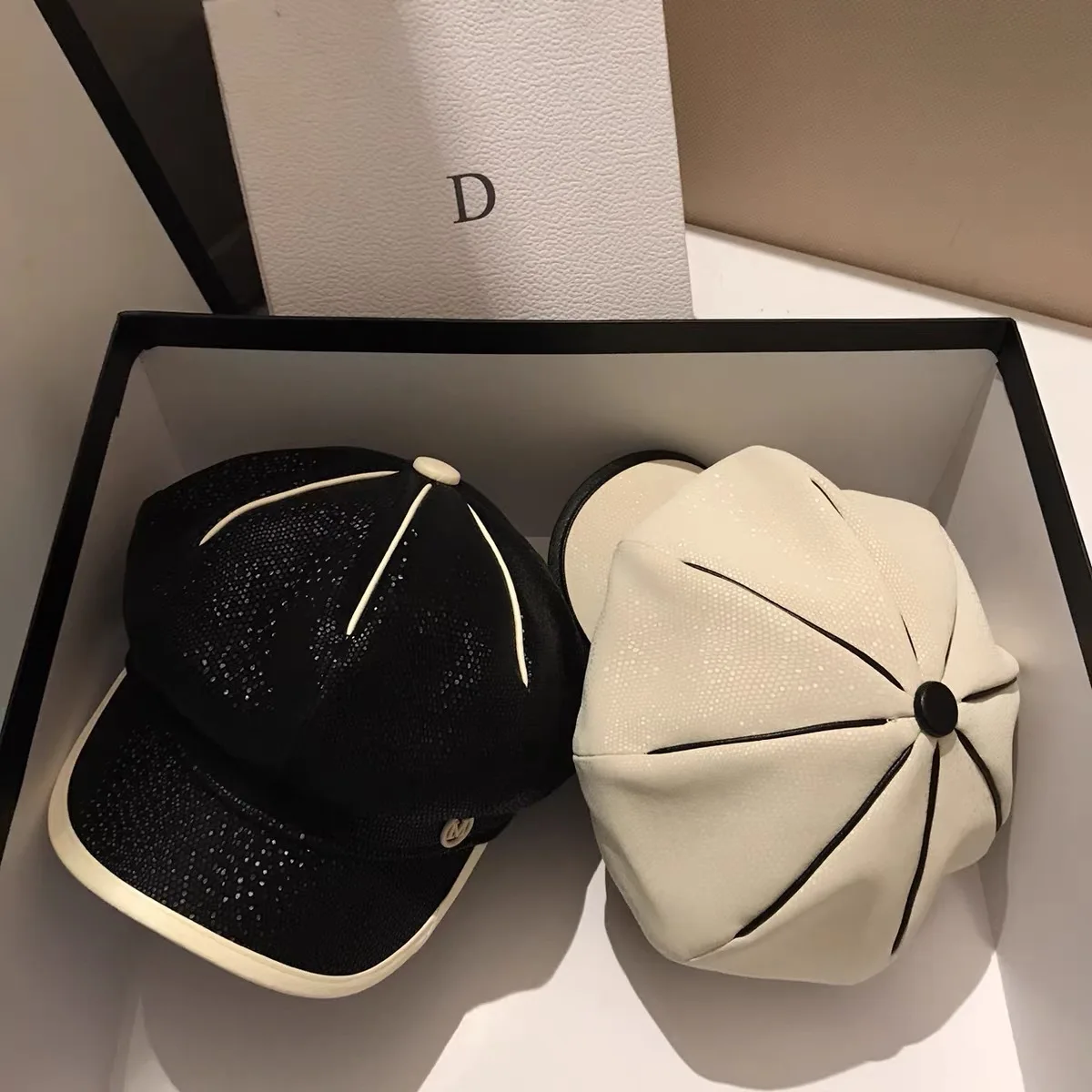 

Весенне-осенняя черно-белая восьмиугольная шляпа корейской версии ins модная шапка с рисунком тыквы из искусственной кожи с волнистыми пупырями воды художественная шляпа