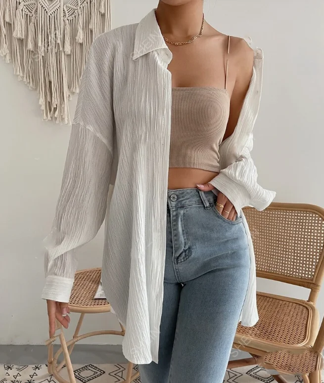 Белая пляжная рубашка с пуговицами на плечах и волнистым узором подходит для