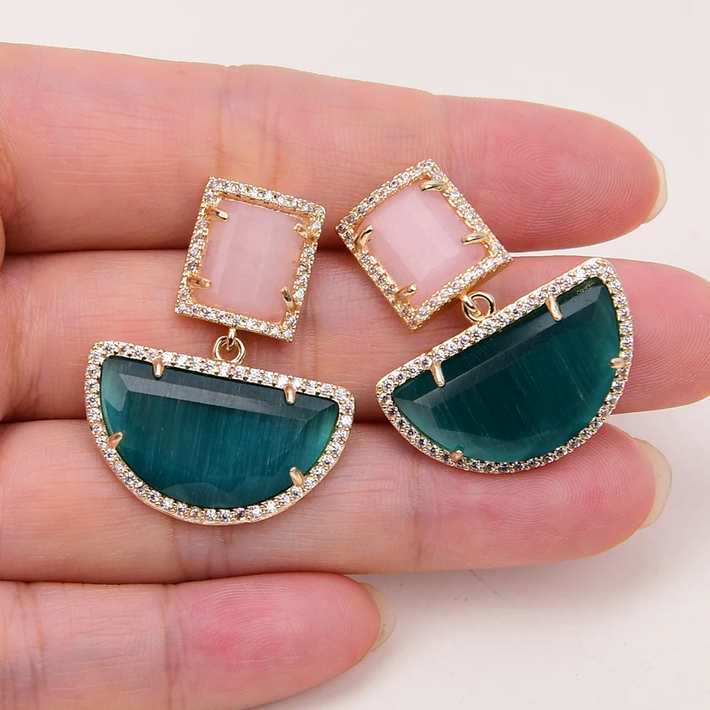 Серьги-гвоздики с натуральным розовым и зеленым камнем |