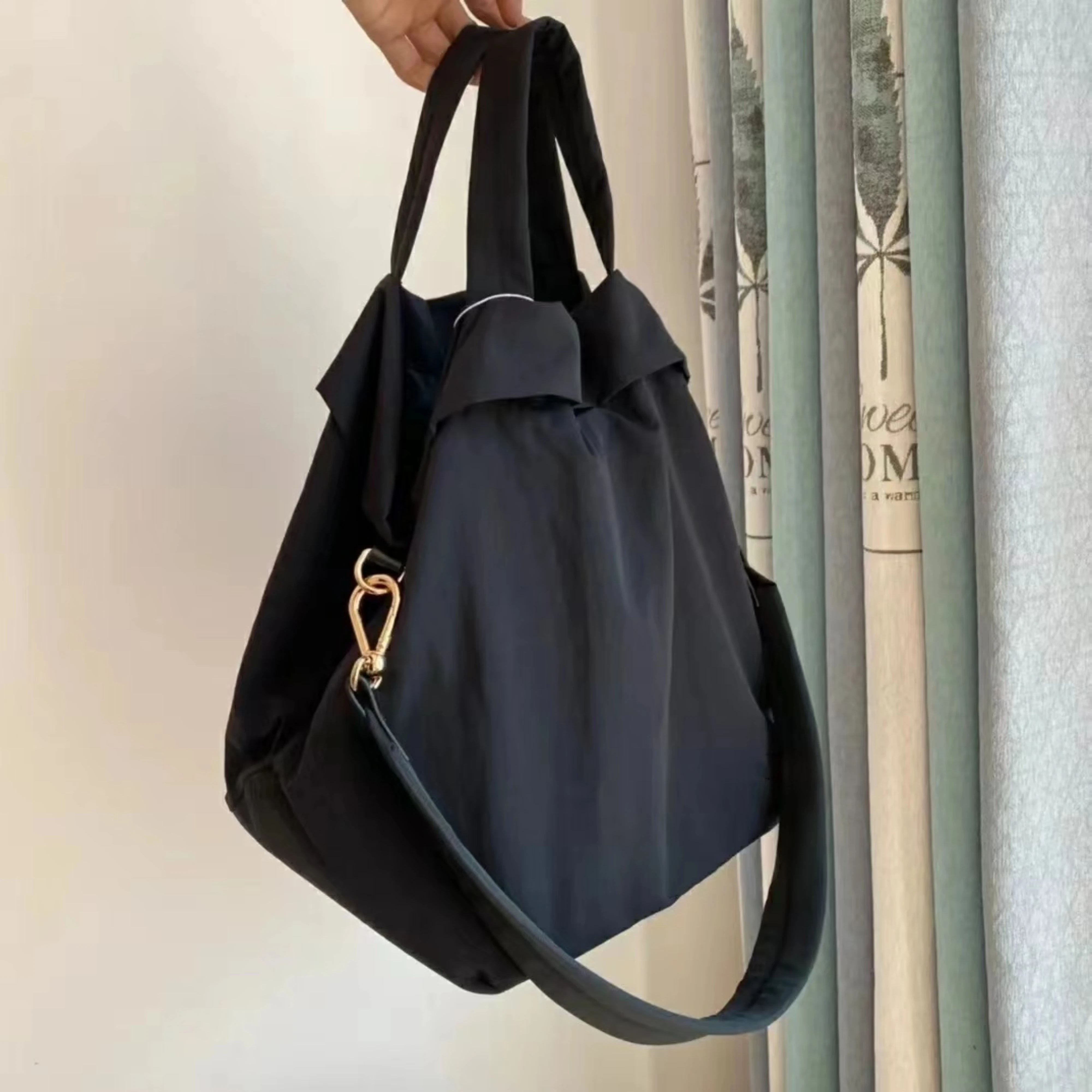 NWT Luluwomen On My Level Bag 19L Designed For On The Move Tote Shoulder Bag Water-Repellent Fabric Outdoor Sports Fitness Bag