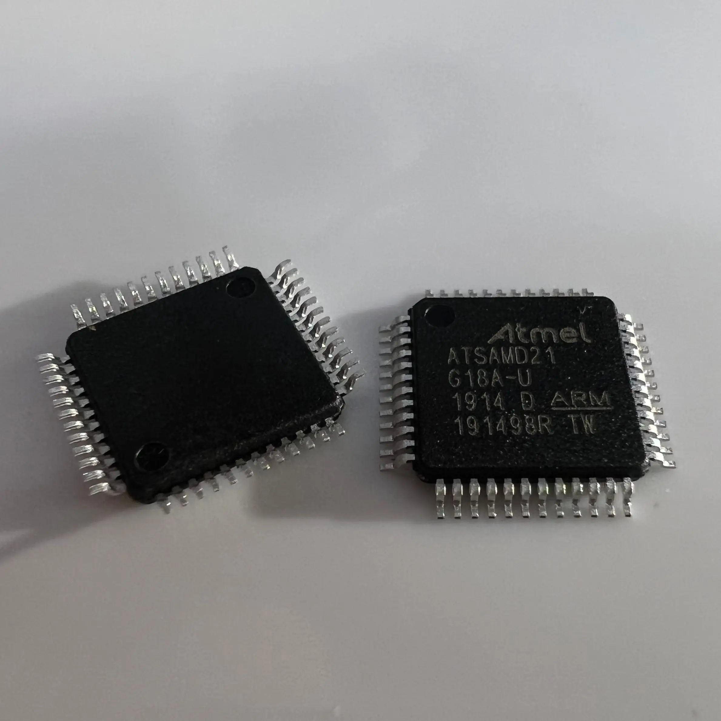 1 PCS/LOTE ATSAMD21G18A-AU pacote qfp48 mcu microcontrolador original genuíno