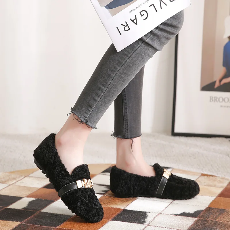 Fashion Metal Letter Design Plush Shoes Women Winter Outdoor Plush Platform Shoes Slip-on Flats Warm Faux Fur Large Women Shoes