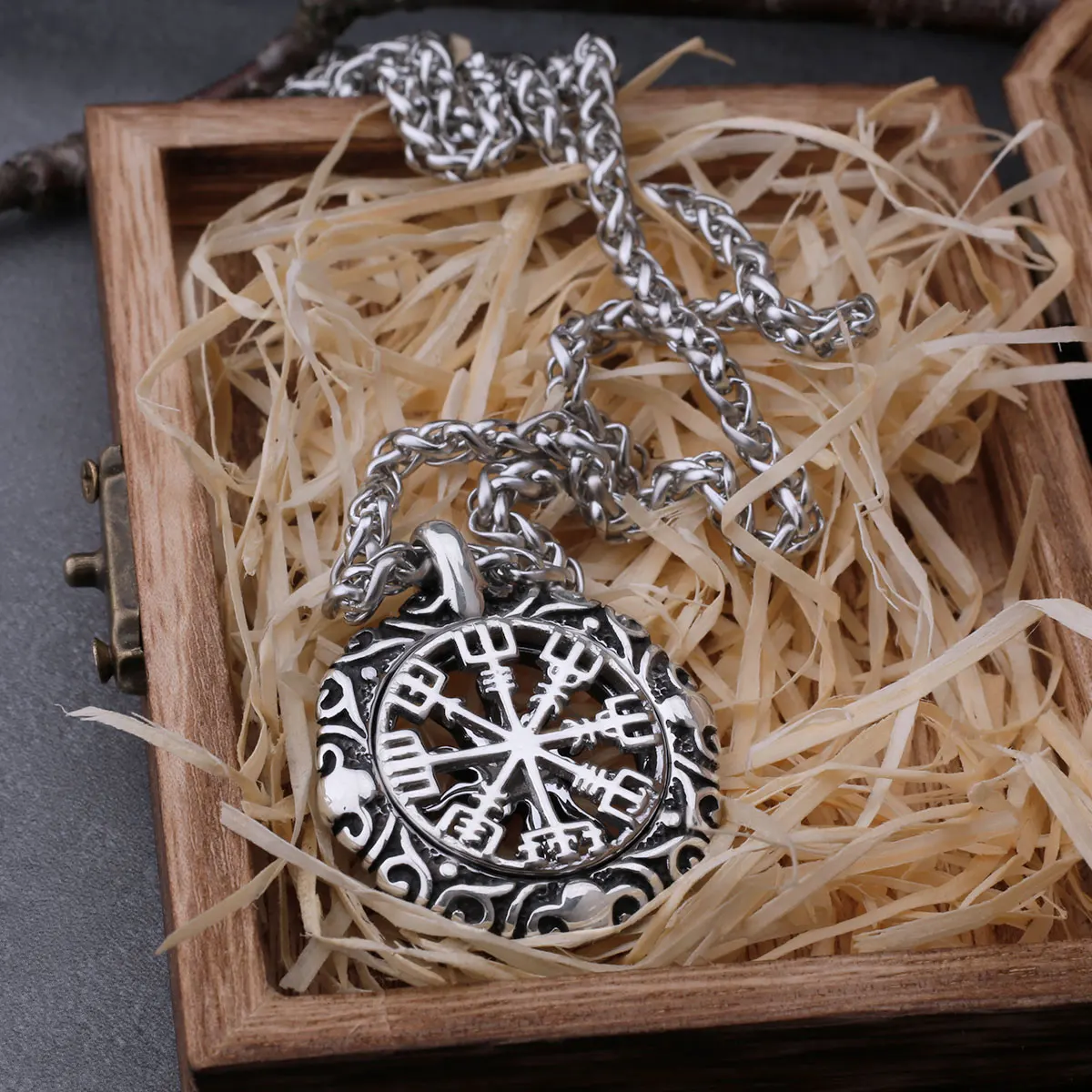

Hollow Viking Compass Odin Rune Pendant Men's and Women's Creative Charm Necklace Men's Stainless Steel Pendant Necklace Jewelry