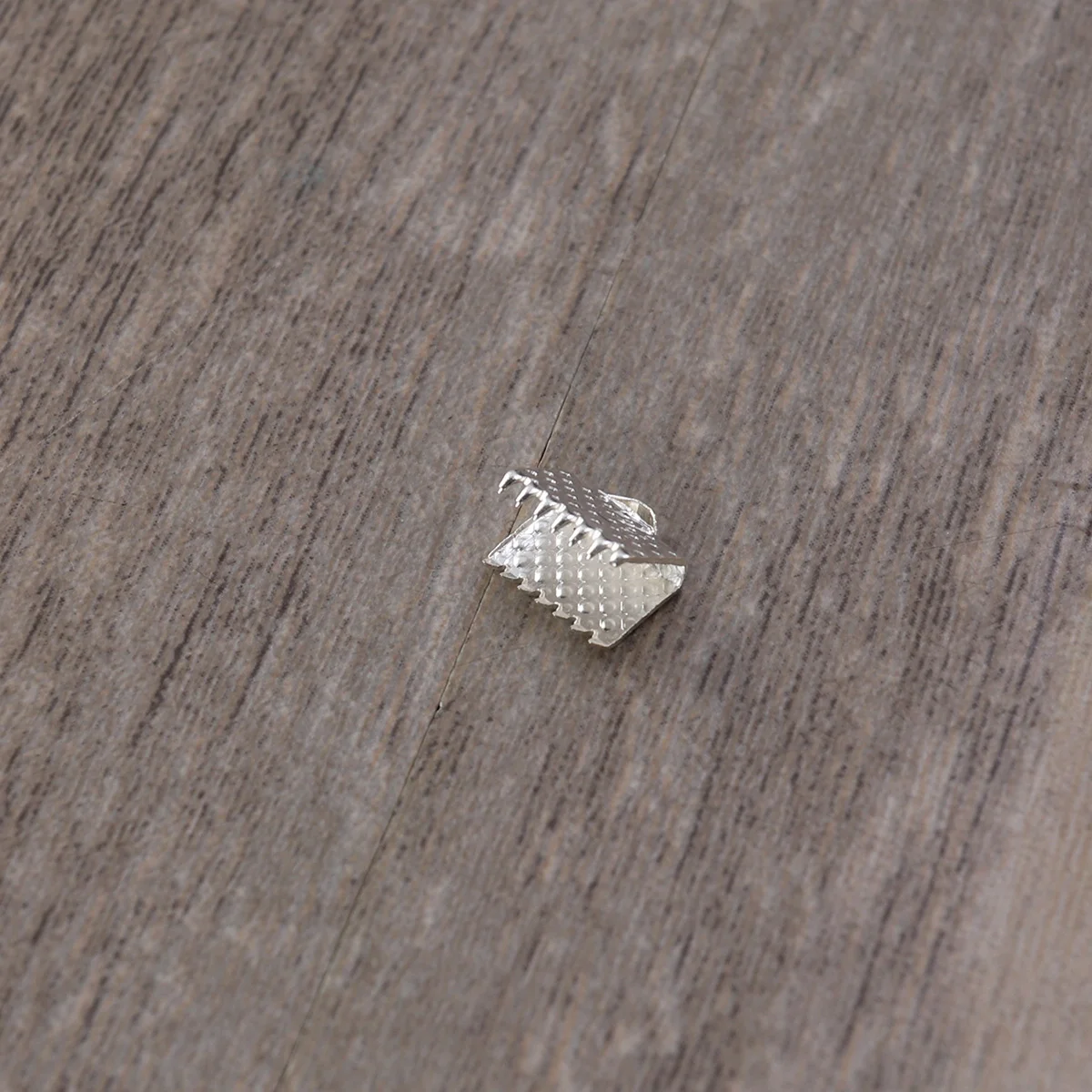 100 шт. концы шнура пряжки Mazi текстурированные обжимные зажимы посеребренные