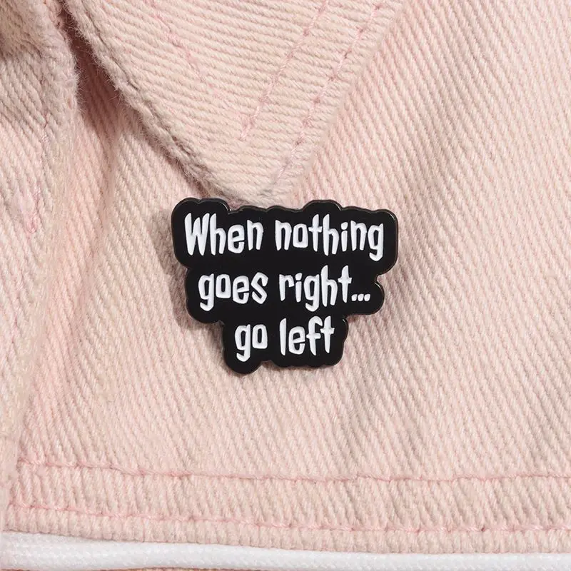 Фото Забавная металлическая брошь When Nothing Goes Right Then Go Left на сумках для одежды, броши с позитивной фразой, булавки в подарок №2