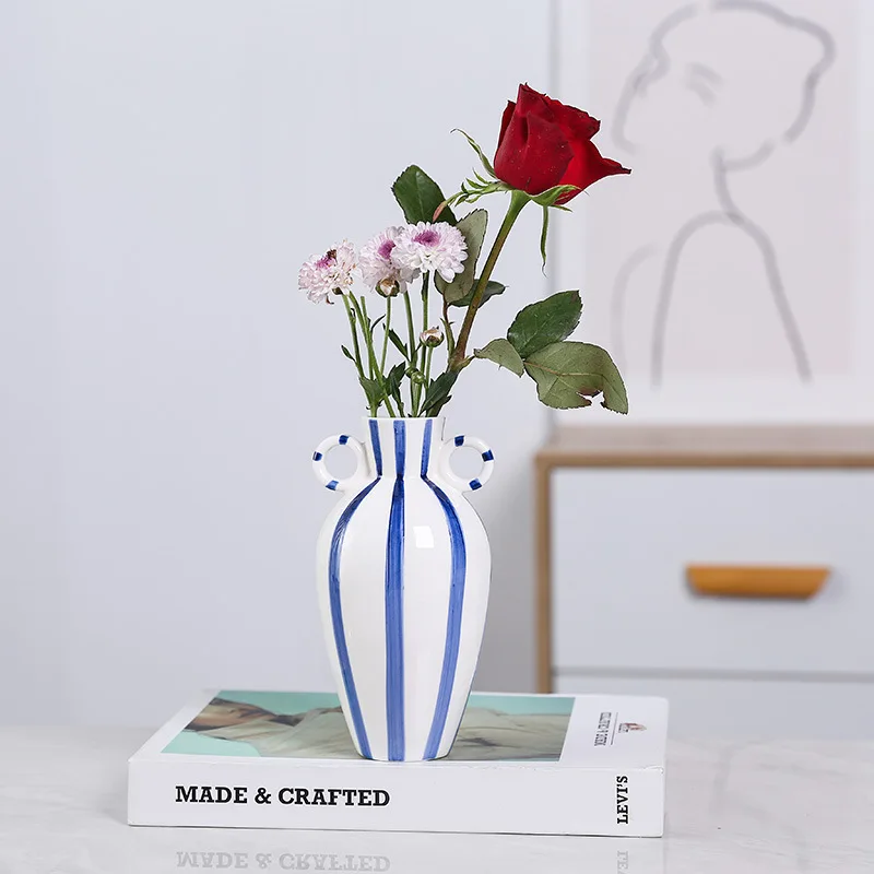 Керамическая ваза в полоску с широким горшком