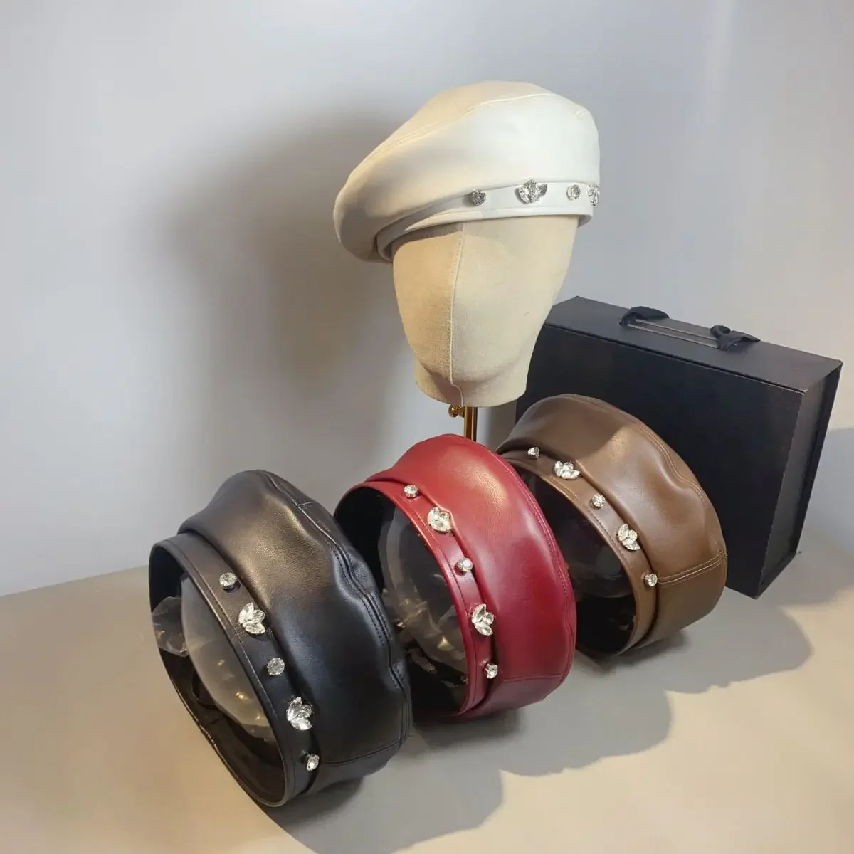 Берет из искусственной кожи