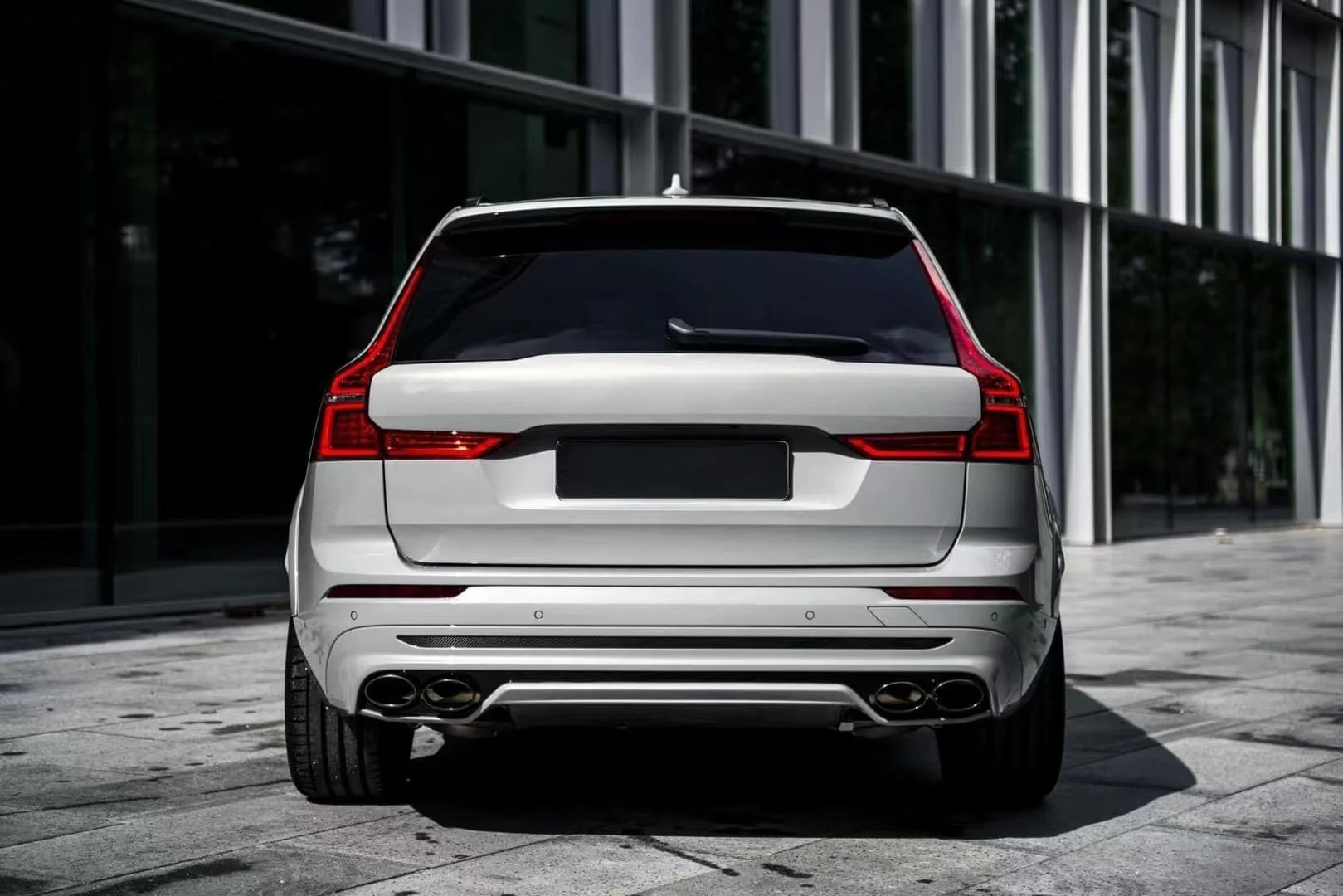 Фото Для Volvo XC60 2018-2024: Глянцевый черный задний диффузор с четырьмя насадками на выхлопную трубу, спортивный обвес из АБС-пластика и нержавеющей стали №4