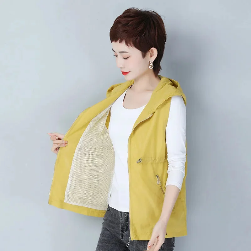 Женский однотонный жилет без рукавов с капюшоном