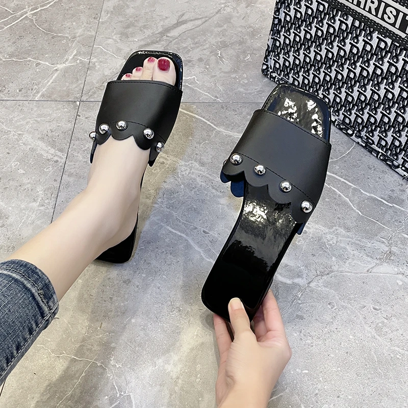 

Новинка 2022, женская обувь на плоской подошве, привлекательные модные уличные сандалии с бусинами и мягкой нескользящей подошвой, большие ра...